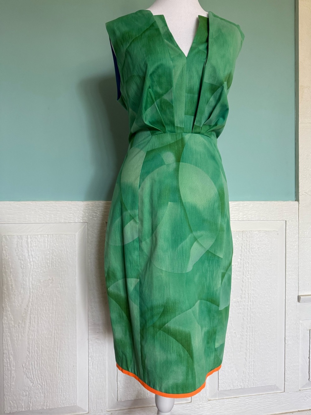 Elie Tahari Green Geometrical Body Con V-Neck Sheath Sleeveless Midi Dress